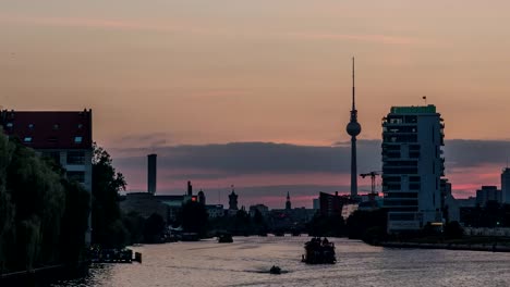 Perfekter-Abend,-Nacht-Zeitraffer-von-Berlin-über-die-Spree