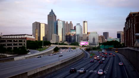 Skyline-de-Atlanta-Georgia-Rush-hora-tráfico-atardecer-centro-ciudad