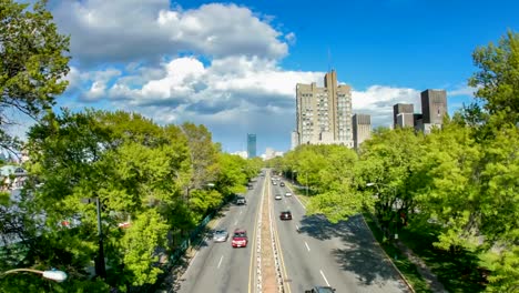 Timelapse-del-tráfico-a-lo-largo-de-Storrow-Drive-a-Boston.--Cielos-azules,-cálido-día-de-verano.