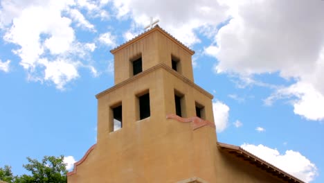 Ángulo-bajo-de-una-histórica-Iglesia-Católica-de-Adobe