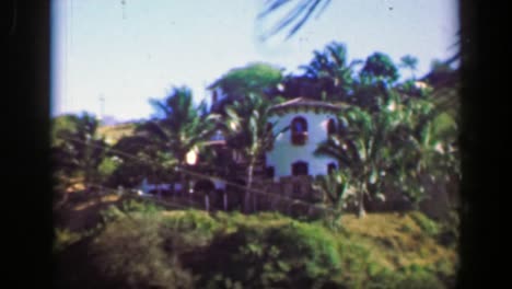 1952:-wohlhabende-Villa-beherbergt-in-tropischen-Einstellung-Berg-Klippe-überblickt.