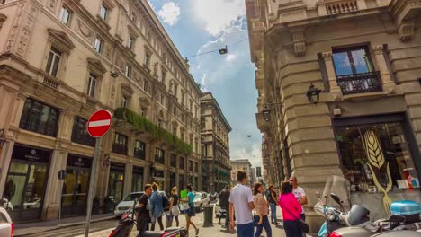 tiendas-de-lujo-de-día-soleado-de-Milán-de-Italia-panorama-a-pie-calle-4k-lapso-de-tiempo