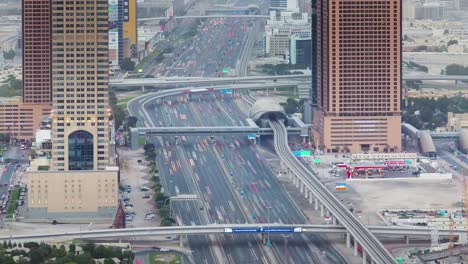 Sonnenuntergang-Dämmerung-Dubai-Stadt-Hauptverkehr-Straße-Dach-Draufsicht-4-k-Zeit-hinfällig,-Vereinigte-Arabische-Emirate