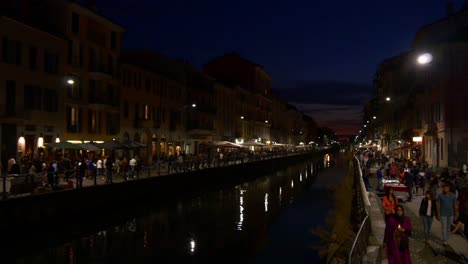 Italia-Milán-noche-iluminación-navigli-panorama-de-lombardi-canal-restaurantes-lado-Bahía-4k