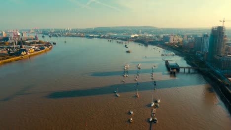 Toma-aérea-de-gran-angular-de-la-península-de-río-Támesis-y-Greenwich-del-norte-en-Londres,-Inglaterra,-Reino-Unido