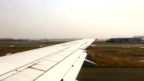 GOA,-INDIA:-Avión-en-pista-en-aeropuerto-nacional