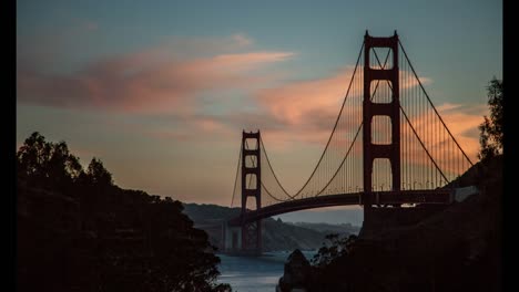 Dramatischen-Sonnenuntergang-Tag-Nacht-Zeitraffer-über-die-Golden-Gate-Bridge