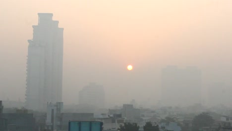 Neblig-und-nebligen-Morgen-Sonnenaufgang