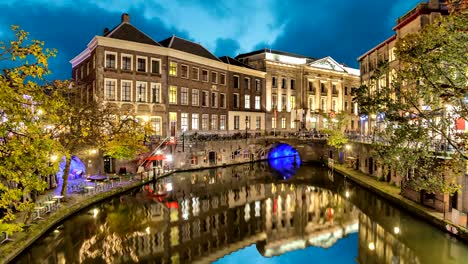 Canal-in-der-historischen-Altstadt-von-Utrecht-am-Abend