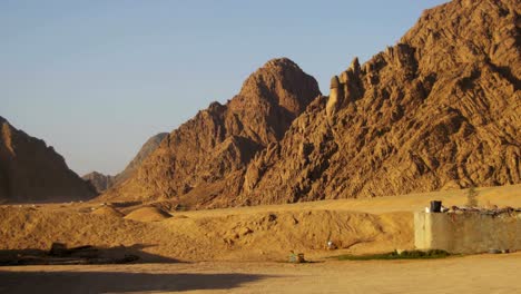 Desert-in-Egypt,-Sand-and-Mountains,-Panoramic-View