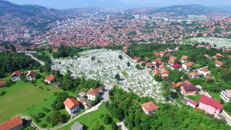 Fliegen-über-bosnische-Stadt-mit-muslimischen-Friedhöfen