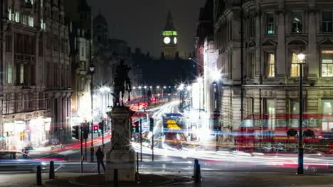 Zeitraffer-4K-des-Verkehrs-vor-Big-Ben-in-der-Nacht