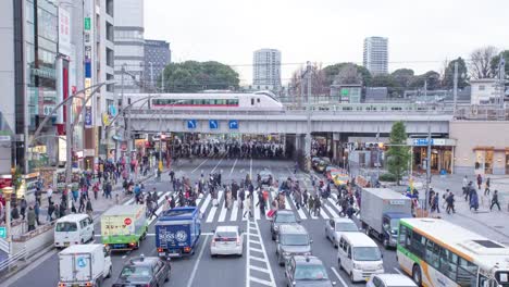 Zeitraffer-der-Fußgänger-überqueren-am-Bahnhof-Ueno-Tokio