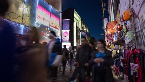 Time-lapse-de-los-peatones-en-la-estación-de-Harajuku-de-Takeshita-street-Tokio