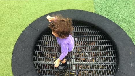 Kleines-Mädchen-springt-und-hüpft-auf-Outdoor-Trampolin