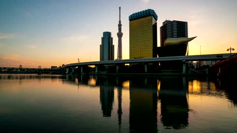 Sunrise-Time-lapse-del-horizonte-de-Tokio-en-el-río-Sumida-y-árbol-del-cielo-de-Tokio