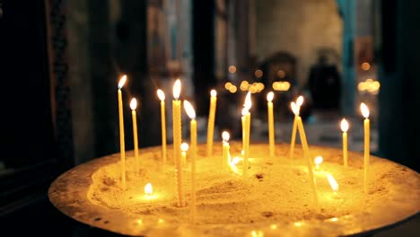 Muchas-velas-en-una-iglesia