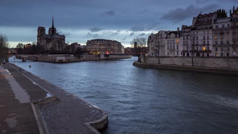 Paris---Seine-Ufer-von-Ile-Saint-Louis-und-Île-De-La-Cité-mit-der-Kathedrale-Notre-Dame-(Zeitraffer)