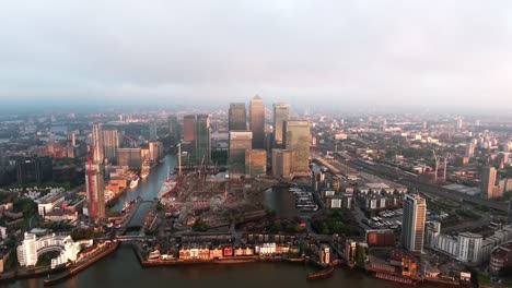 Aerial-Video-der-legendären-Wolkenkratzer-in-London