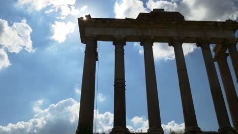 Templo-de-foro-romano-de-Italia-día-soleado-cielo-azul-de-Saturno-panorama-4k-Roma