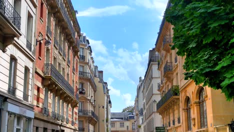 Schöne-Paris-Street,-Europäische-Parisian-Französisch-Gebäude,-urbanes-Leben