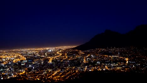 Schöne-Aussicht-auf-Kapstadt-in-der-Nacht,-Südafrika