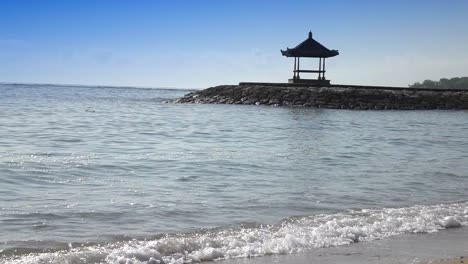 Wellen-des-warmen-Meeres-laufen-am-Sandstrand-des-tropischen-Resorts,-Slow-motion