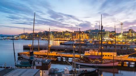 Vídeo-de-lapso-de-tiempo-de-la-ciudad-de-Oslo,-Oslo-puerto-con-barcos-y-yates-en-el-crepúsculo-en-Noruega