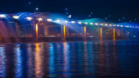 Fuente-de-arco-iris-puente-Banpo-demostración-en-la-noche-en-Seúl,-Corea-de-Soth.--TIMELAPSE-DE-4K