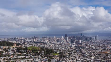 Die-Innenstadt-von-San-Francisco-mit-Wolken-von-Twin-Peaks-Tag-Timelapse