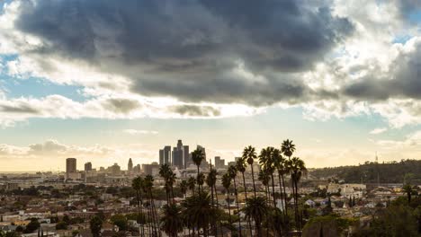 Schöne-Innenstadt-von-Los-Angeles-und-Palmen-Bäume-Timelapse