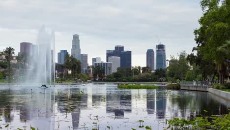 Die-Innenstadt-von-Los-Angeles-Tag-zu-Nacht-Zeitraffer-von-Echo-Park-Lake