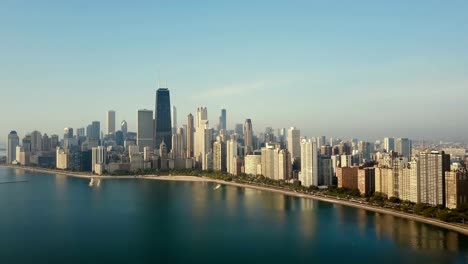 Vista-aérea-del-panorama-de-la-ciudad-en-la-orilla.-Chicago,-América-en-la-costa-del-lago-Michigan-en-el-amanecer