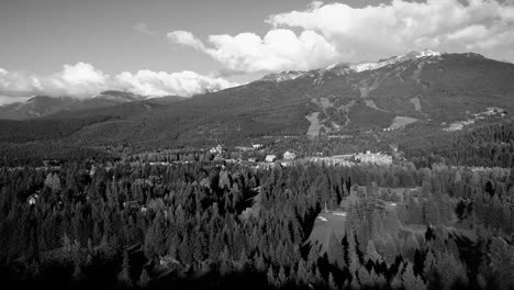 Antena-de-blanco-y-negro-de-golf-por-el-pueblo-de-Whistler-y-Blackcomb-montaña