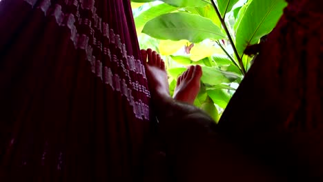 Man-Feet-in-hammock