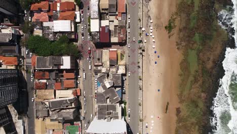 Vista-superior-de-la-playa-de-Barra-en-Salvador,-Bahia,-Brasil