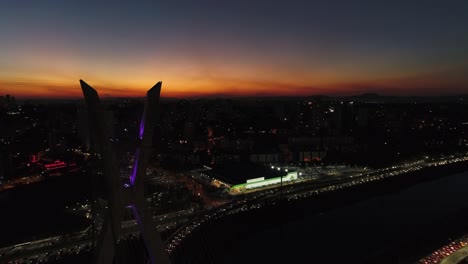 Aéreos-ver-de-Marginal-Pinheiros-y-Puente-Estaiada-por-la-noche-en-Sao-Paulo,-Brasil