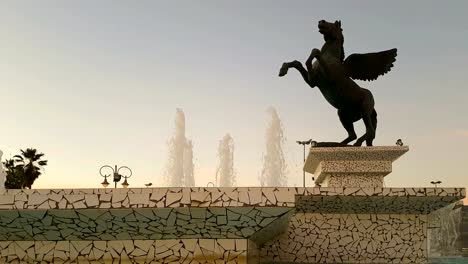 Korinth,-Griechenland,-5.-Oktober-2017.-Statue-von-Pegasus-in-Korinth-gegen-den-Brunnen.