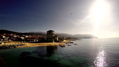 Fähre-Blick-nach-Phospfori-Turm-in-Ouranopolis,-Athos-Halbinsel,-Berg-Athos,-Chalkidiki,-Griechenland-bei-Sonnenuntergang