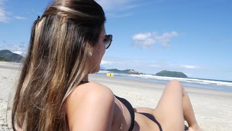 Mujer-brasileña-relajante-en-la-playa