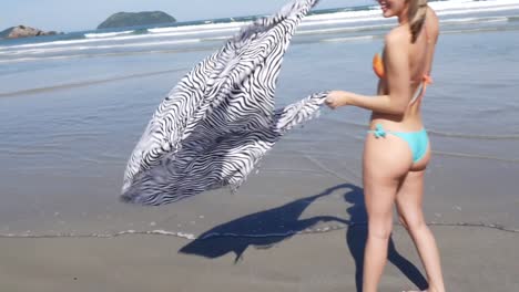 Mujer-brasileña-relajante-en-la-playa