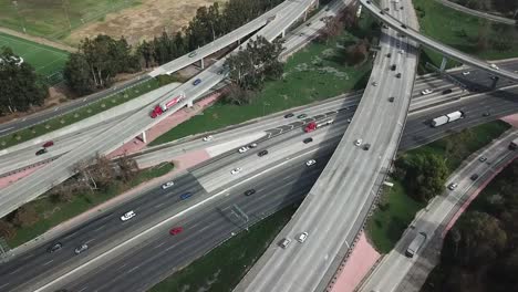 Vista-aérea-de-una-intersección-de-autopista-5-en-Los-Angeles