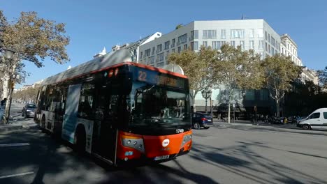 Barcelona,-Spanien.-November-2017:-Verkehr-in-belebten-Straße-Passeig-de-Gracia.