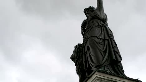 Estatua-de-Baviera-contra-el-cielo-en-el-festival-de-Oktoberfest.-Baviera,-Alemania