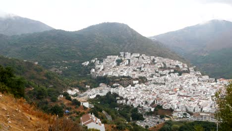 Atemberaubende-Schönheit-der-weißen-Dörfer-Andalusiens-in-Spanien.-Viele-weiße-Häuser-sind-hoch-in-den-Bergen,-Panoramablick