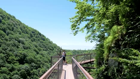 Junge-Frau-geht-auf-die-Aussichtsplattform.-Okatse-Canyon-in-der-Nähe-von-Kutaissi,-Georgien