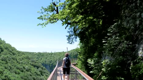 Junge-Frau-geht-auf-die-Aussichtsplattform.-Okatse-Canyon-in-der-Nähe-von-Kutaissi,-Georgien