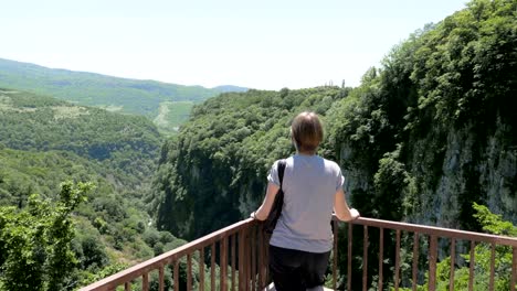 Junge-Frau-geht-auf-die-Aussichtsplattform.-Okatse-Canyon-in-der-Nähe-von-Kutaissi,-Georgien