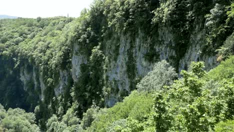 Ve-a-las-rocas-de-la-garganta-profunda.-Cañón-de-Okatse,-cerca-de-Kutaisi,-Georgia