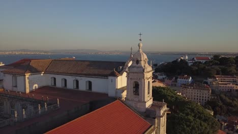 Portugal-Sonnenuntergangszeit-Lissabon-Stadt-Burg-Luftbild-Panorama-4k